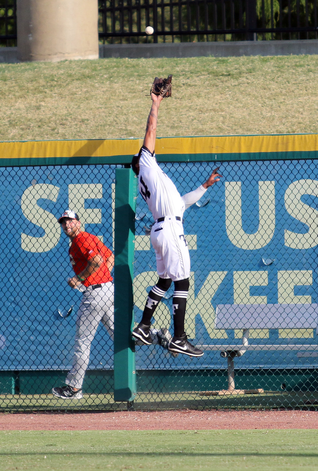 Will Benson of Team Texas makes a spectacular leap to rob Reyes del Tigre’s Casey Gillaspie of a home run on Aug. 18 at Constellation Field.